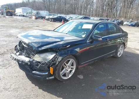 2013 Mercedes-Benz C 250 Luxury/Sport z USA, uszkodzony, nr VIN WDDGF4HB1DA773561